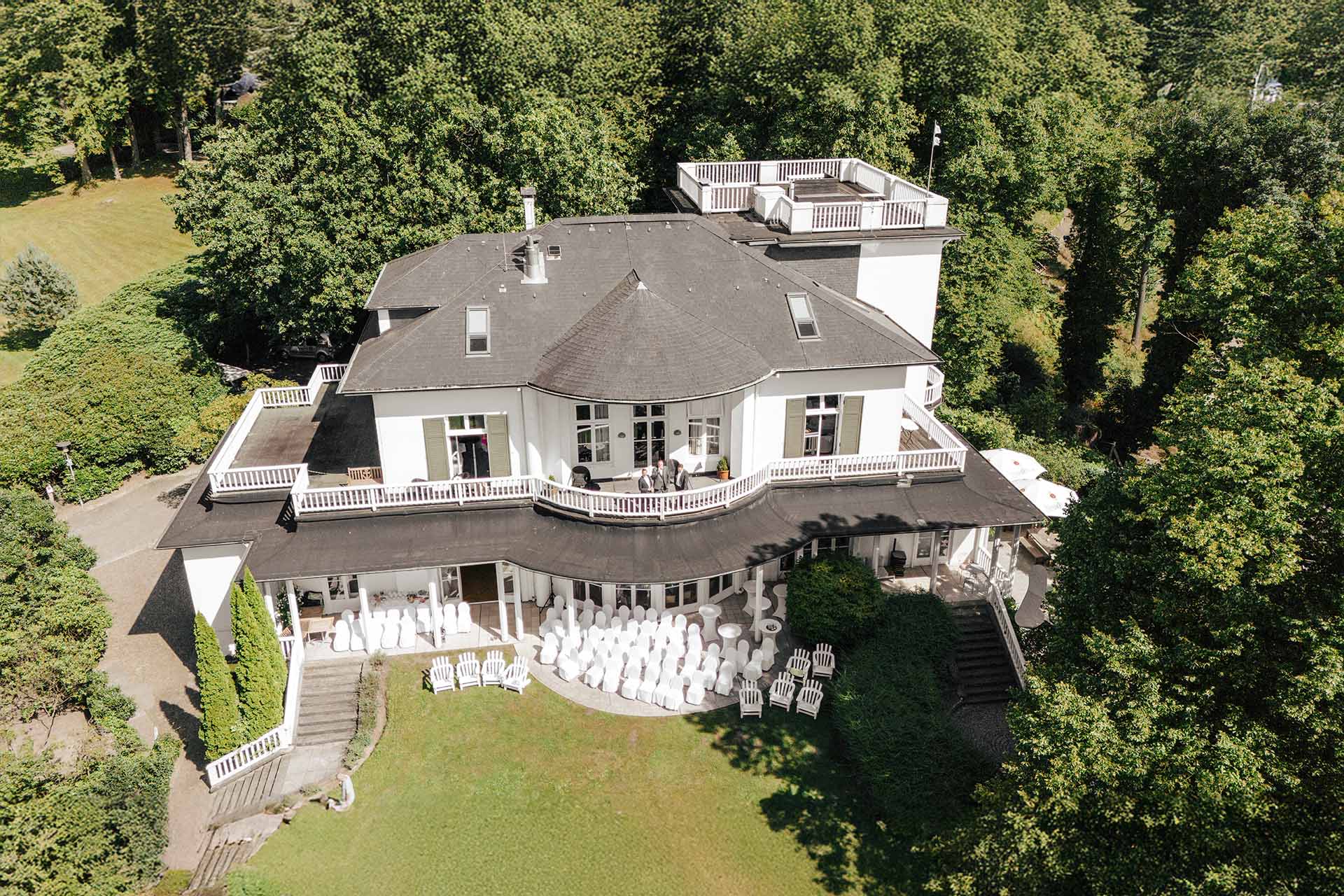 Hochzeitsfotos mit Drohne und klassischem Gruppenfoto auf Augenhöhe